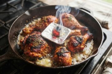 Chicken Dumchi Tikka Recipe – Pan mein jalte hue koyle se dhuwan nikal raha hai taake chicken ko authentic smoky barbecue zaiqa mil sake.